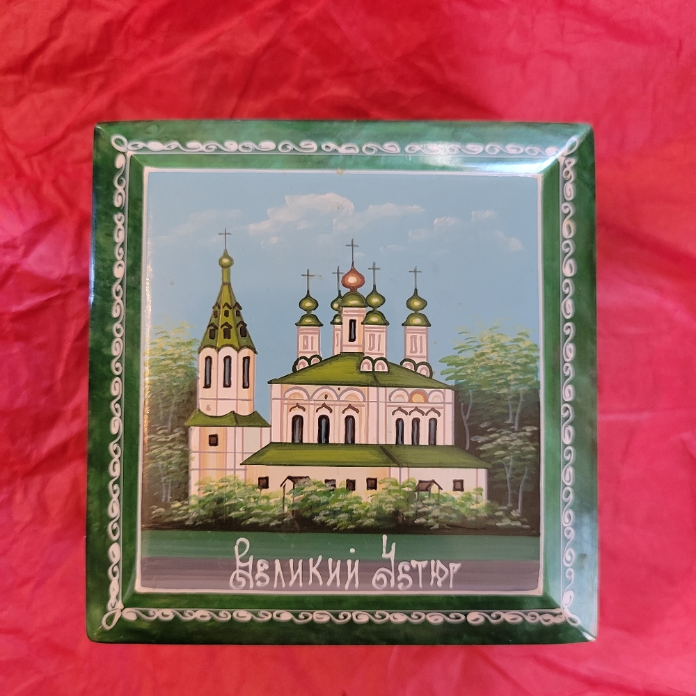 Russian Lacquered Trinket Box ~ Handpainted (?) ~ Pretty!